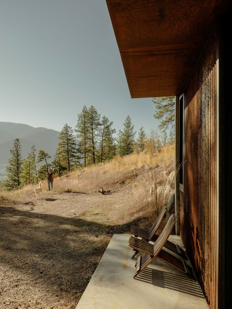 Bảng màu nội thất đơn giản của bê tông và gỗ gắn kết không gian lại với nhau.