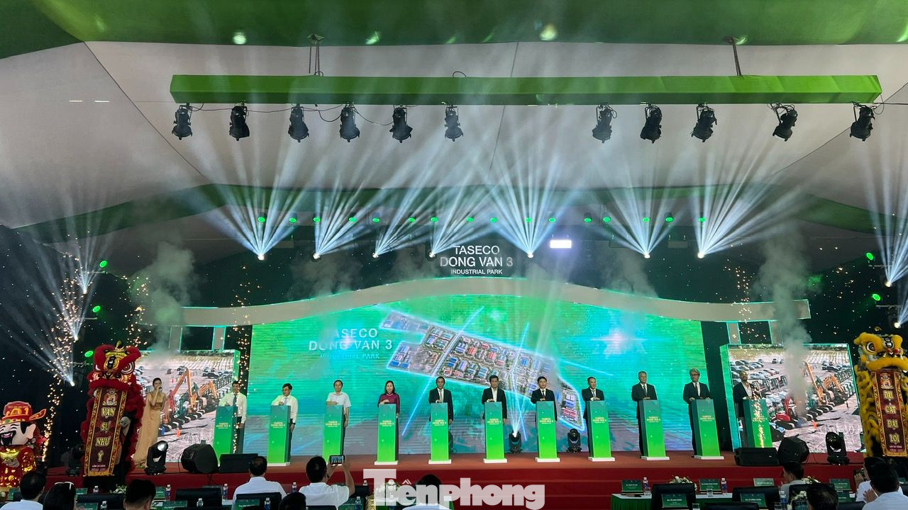 Toàn cảnh lễ khởi công dự án "Đầu tư xây dựng và kinh doanh kết cấu hạ tầng khu công nghiệp hỗ trợ Đồng Văn III phía Đông đường cao tốc Cầu Giẽ - Ninh Bình (Hà Nam)".