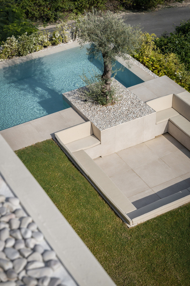 Khi bước vào khu nhà, mọi người sẽ được chào đón bằng một sân trong biệt lập và hồ bơi phản chiếu, sau đó tiếp tục đi qua một hành lang hẹp, dẫn đến khu vực chính.