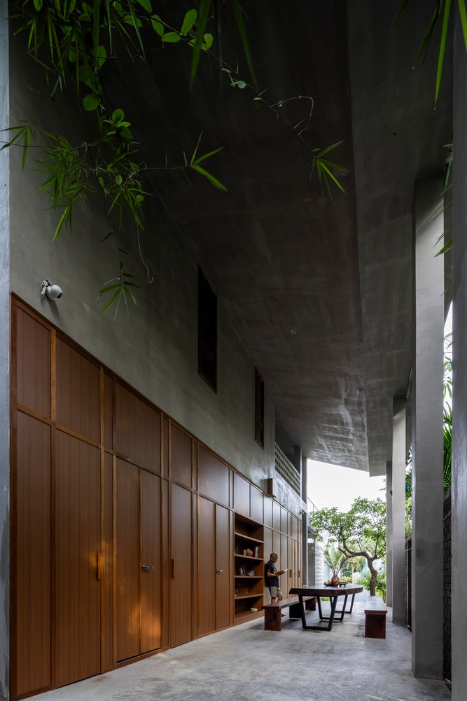 Nội thất hướng đến việc loại bỏ những thứ không cần thiết. Lớp hoàn thiện thô mộc đơn giản bằng gỗ và bê tông chưa qua xử lý mang đến một nơi ở giản dị. Nội thất hướng đến việc loại bỏ những thứ không cần thiết. Lớp hoàn thiện thô mộc đơn giản bằng gỗ và bê tông chưa qua xử lý mang đến một nơi ở giản dị.