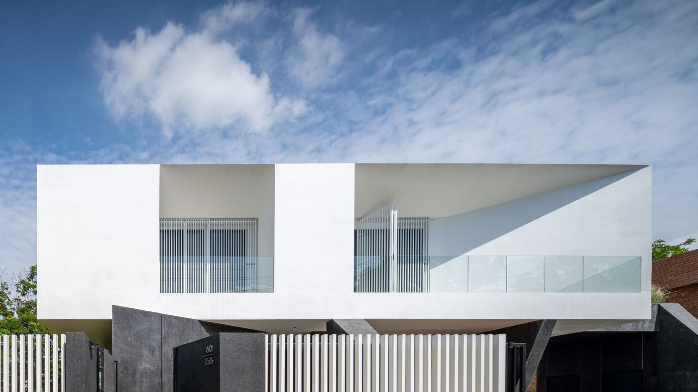 Tầng hai được thiết kế như một hộp màu trắng, nó được che giấu để tạo sự riêng tư bằng cách sử dụng các thanh chớp nhôm cùng màu với ngôi nhà.