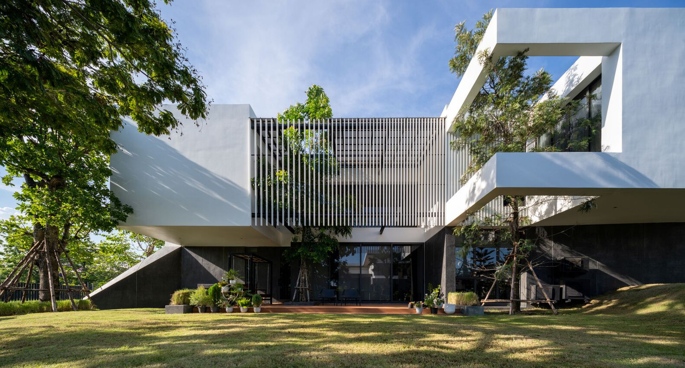 Kiến trúc sư quyết định sử dụng bóng râm từ tòa nhà và cửa chớp để giúp giảm nhiệt và ánh sáng mặt trời vào ban ngày.