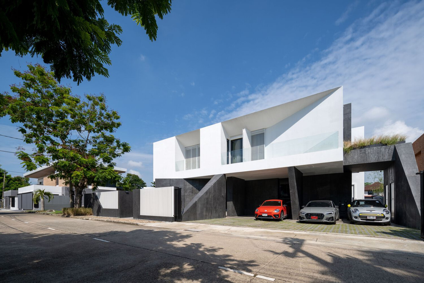 Các kiến trúc sư đã chọn vật liệu có tông màu xám đậm, gần như đen, để làm nền cho phần tầng một.