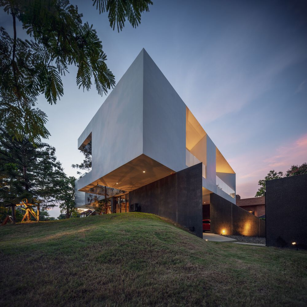 Kiến trúc sư thiết kế công trình với cấu trúc nhô ra, để tăng cường diện mạo của tòa nhà, kết hợp với kỹ thuật đúc bê tông cốt thép.