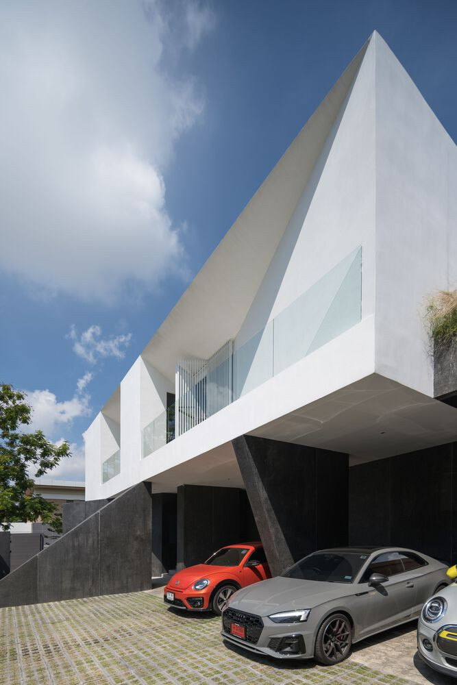 Nhờ sự đặc biệt trong cấu trúc, kiến trúc sư đã tạo ra vẻ ngoài mỏng, sắc nét và che giấu liền mạch các cấu trúc như cột cho ngôi nhà.