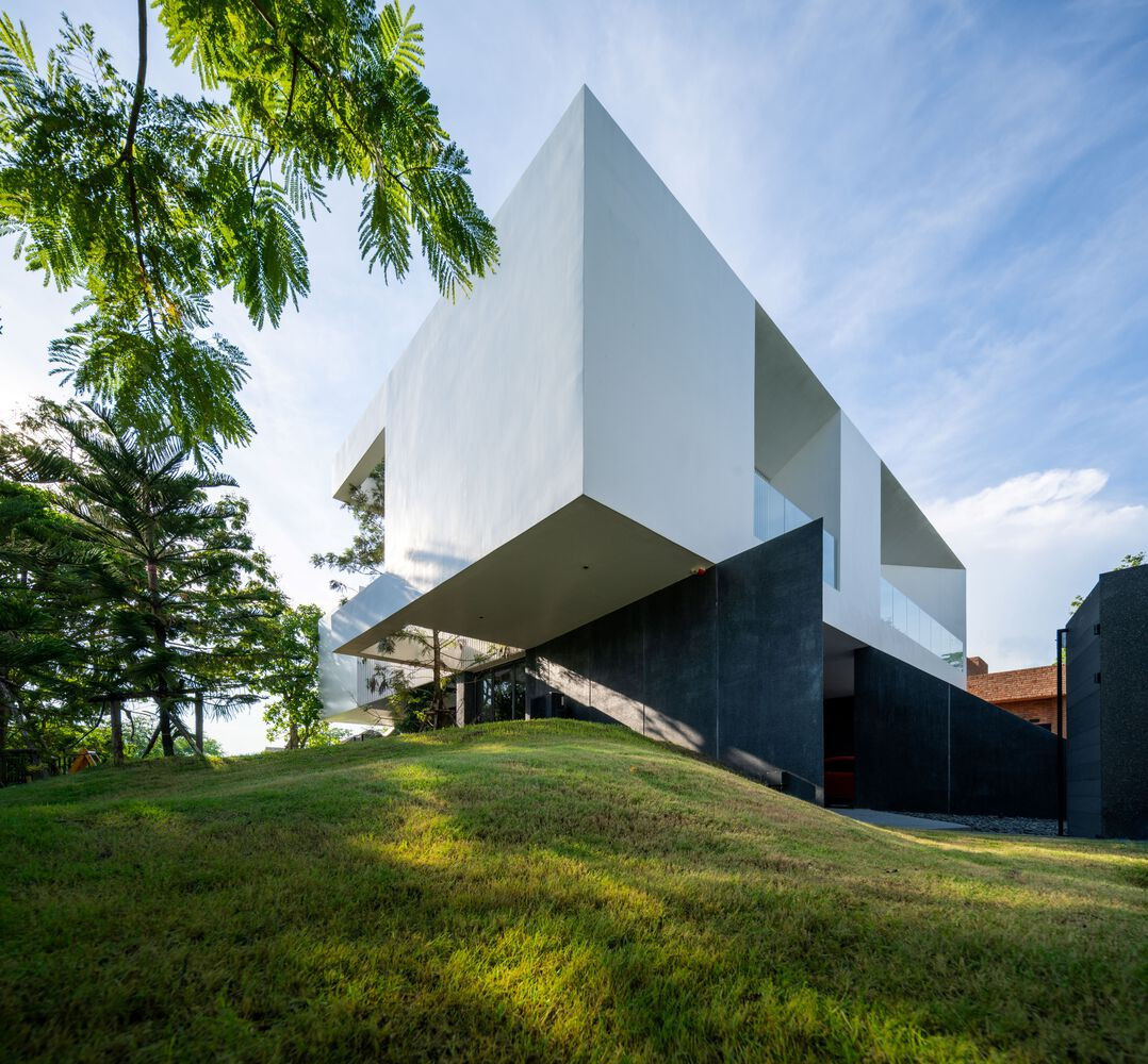 Kiến trúc sư thiết kế công trình với cấu trúc nhô ra, để tăng cường diện mạo của tòa nhà, kết hợp với kỹ thuật đúc bê tông cốt thép.