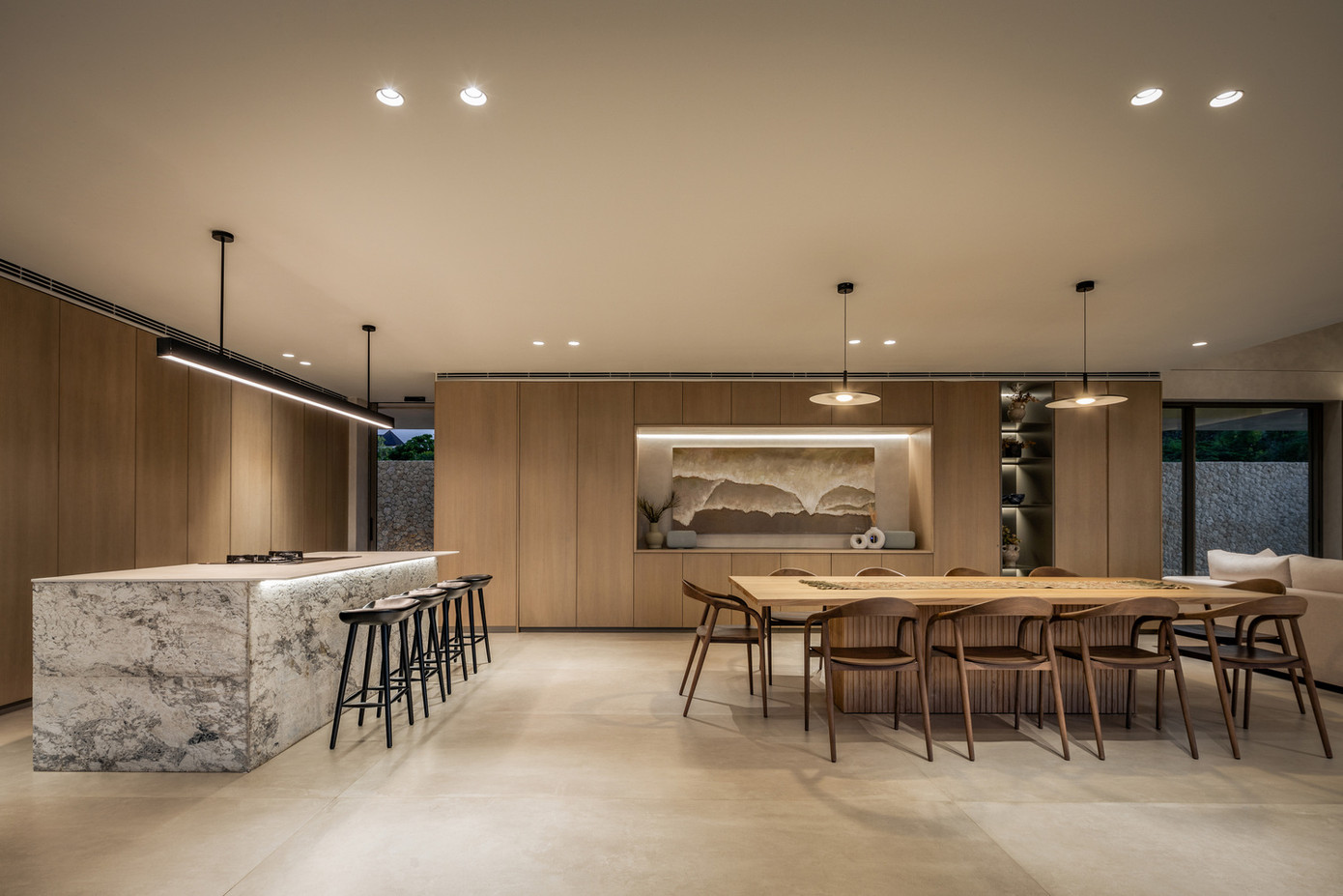 Biệt thự có một loạt các khu vực mở khác nhau ở tầng trệt, chủ yếu là khu vực sinh hoạt, ăn uống và bếp.