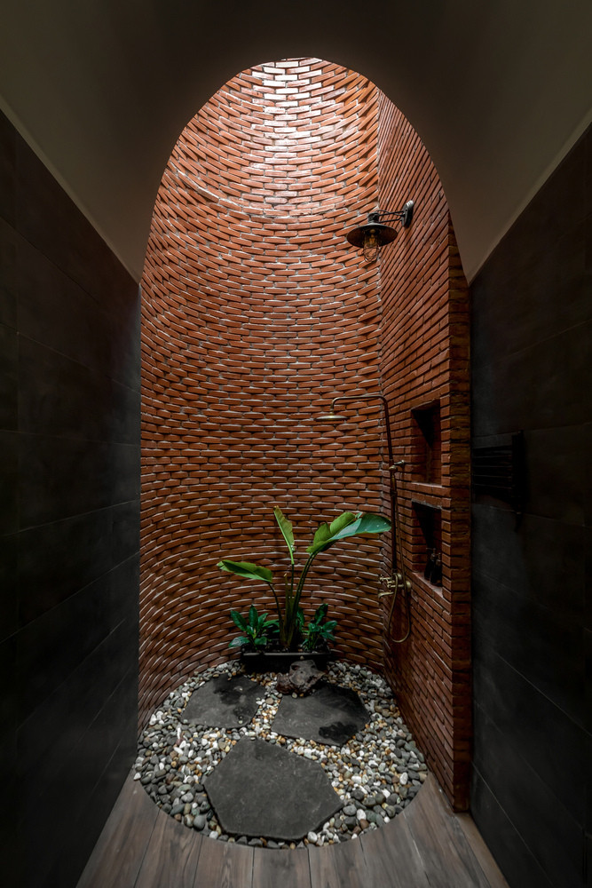 Bằng cách sử dụng kỹ thuật xây gạch không trát, các viên gạch được sắp xếp theo kiểu liên kết và cố định bằng vữa, sau đó được bảo vệ bằng lớp phủ chống thấm. Cách tiếp cận này không chỉ đảm bảo độ bền của kết cấu mà còn tạo ra bề mặt tường sống động.