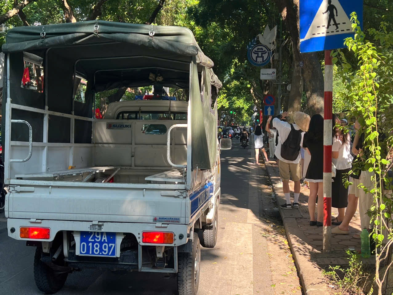 Đáng chú ý, từ ngày 10/8-30/9, bên cạnh việc tổ chức ra quân xử lý các trường hợp vi phạm, UBND phường Quán Thánh còn tổ chức lực lượng trực (công an phường, Tiểu ban 197, lực lượng an ninh trật tự cơ sở) hàng ngày theo ca để duy trì công tác đảm bảo trật tự đô thị, không để tái vi phạm. Ảnh do UBND phường Quán Thánh cung cấp.