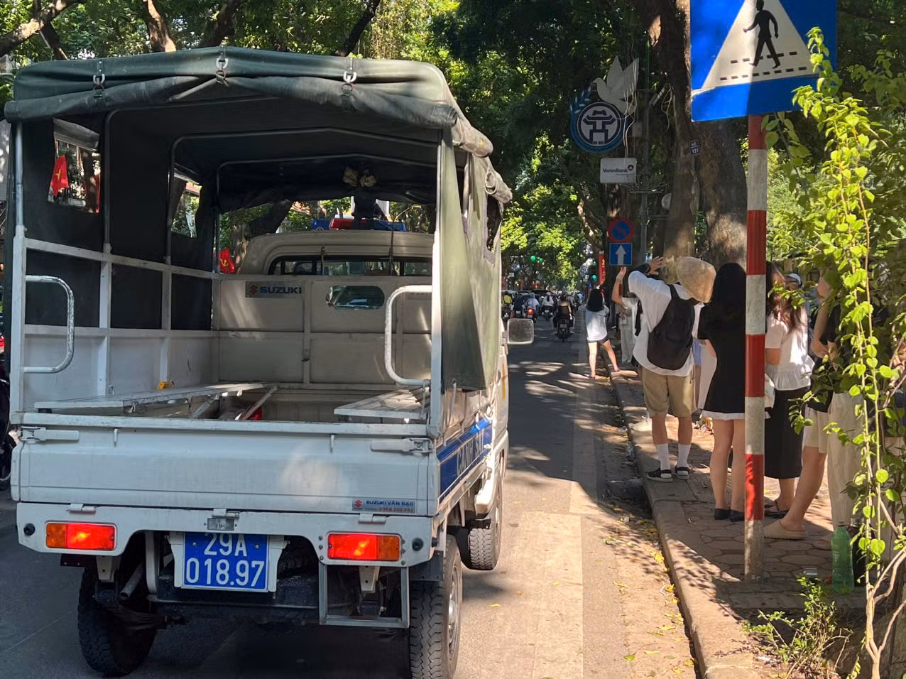Đáng chú ý, từ ngày 10/8-30/9, bên cạnh việc tổ chức ra quân xử lý các trường hợp vi phạm, UBND phường Quán Thánh còn tổ chức lực lượng trực (công an phường, Tiểu ban 197, lực lượng an ninh trật tự cơ sở) hàng ngày theo ca để duy trì công tác đảm bảo trật tự đô thị, không để tái vi phạm. Ảnh do UBND phường Quán Thánh cung cấp.