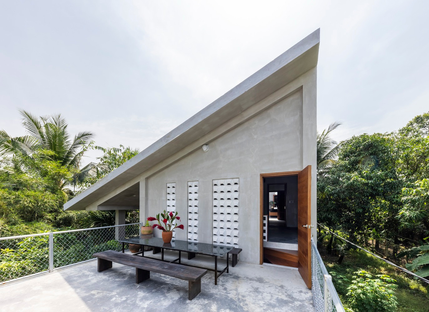 Để ngôi nhà được thông thoáng, kiến trúc sư sử dụng gạch thông gió, đồng thời cách này còn giúp tạo điểm nhấn cho công trình. Để ngôi nhà được thông thoáng, kiến trúc sư sử dụng gạch thông gió, đồng thời cách này còn giúp tạo điểm nhấn cho công trình.