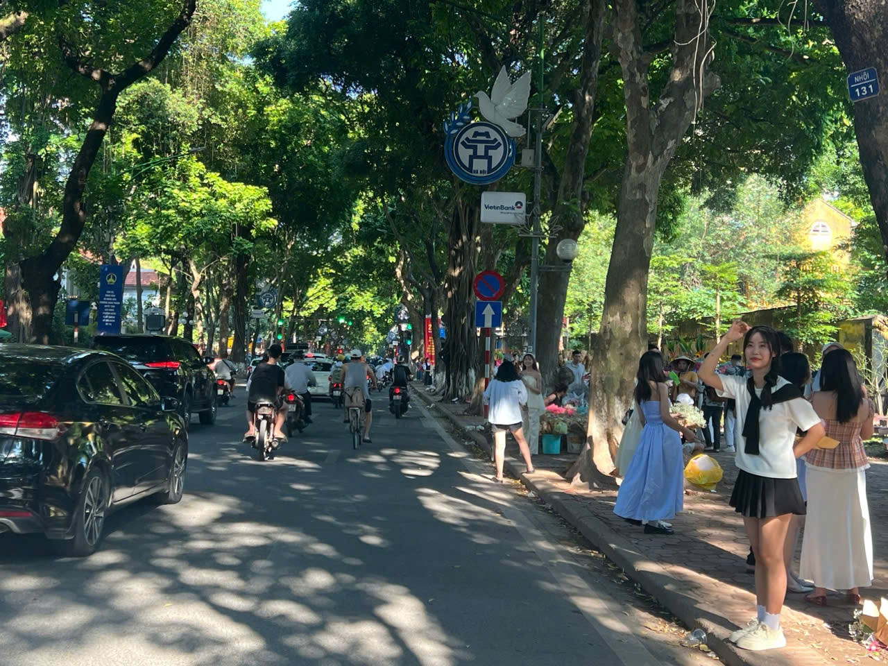 Đặc biệt, ngay sau khi nhận được phản ánh, UBND phường Quán Thánh đã chỉ đạo công an phường tuyên truyền, nhắc nhở người dân không đứng dưới lòng đường chụp ảnh, để đảm bảo an toàn giao thông. Ảnh do UBND phường Quán Thánh cung cấp.