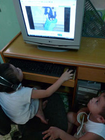 Cho trẻ xem đĩa phim liên tục, nhiều giờ trong ngày có thể làm hạn chế sự phát triển ngôn ngữ ở trẻ (ảnh minh họa). Ảnh: N.C.T. (Tuổi Trẻ)