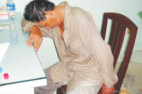 Nguyễn Xuân Tâm lúc bị bắt về công an phường - Ảnh: Thanh Niên