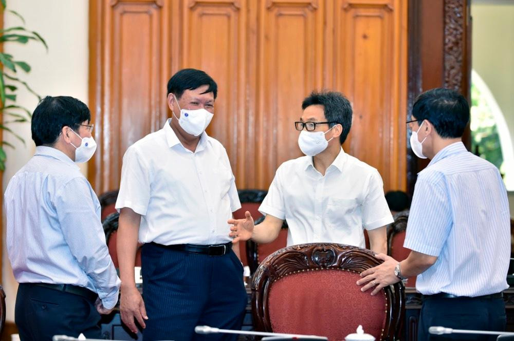 Phó Thủ tướng Vũ Đức Đam trao đổi với các đại biểu bên lề cuộc họp (ảnh NB) Phó Thủ tướng Vũ Đức Đam trao đổi với các đại biểu bên lề cuộc họp (ảnh NB)