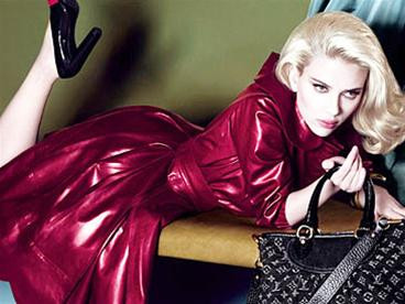 Và nét kiêu sa, quyến rũ của người đẹp nổi bật trong sự kết hợp của đỏ - đen