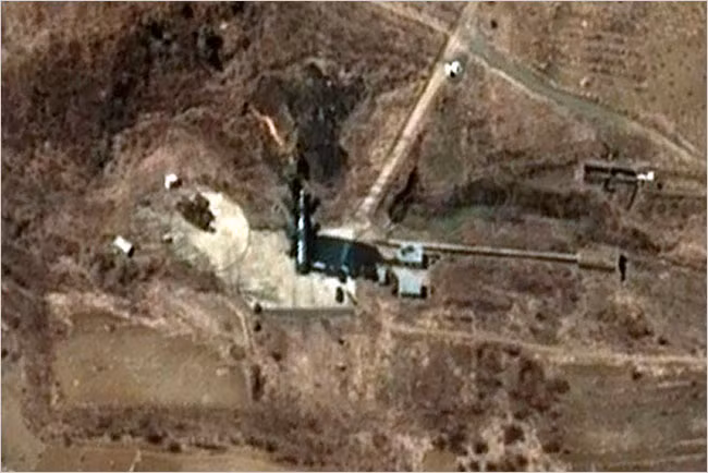 Hình ảnh vệ tinh ở bệ phóng vệ tinh Tongch’ang-ri. . Hình ảnh vệ tinh ở bệ phóng vệ tinh Tongch’ang-ri.