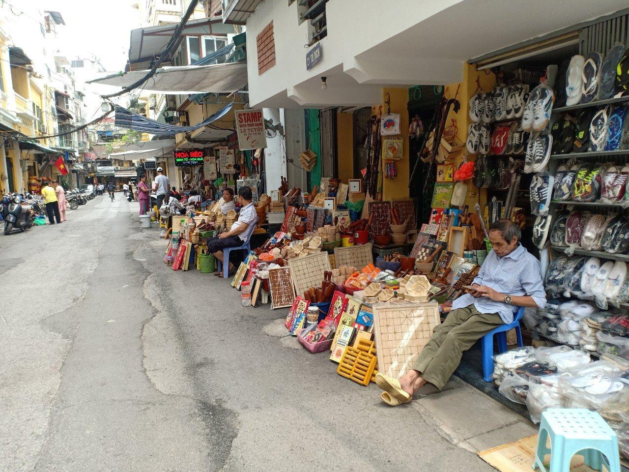 Tiểu thương bày hàng ra bán cho đỡ buồn và ngồi lưới web Tiểu thương bày hàng ra bán cho đỡ buồn và ngồi lưới web