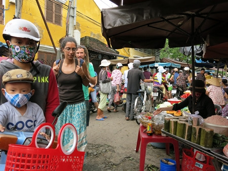 Giao thông đi lại ở khu vực chợ tạm khó khăn, nhưng không thấy ai than phiền về điều này