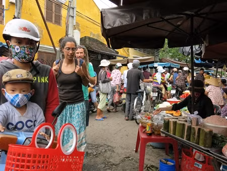 Giao thông đi lại ở khu vực chợ tạm khó khăn, nhưng không thấy ai than phiền về điều này