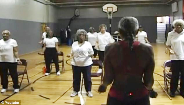 Lớp học của bà Shepherd đông đúc người, đặc biệt là các cụ già