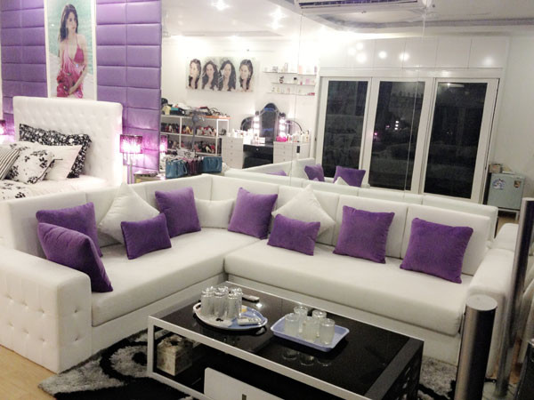 Bộ ghế nệm được đặt ngay trong căn phòng nhỏ của cô để tiện tiếp khách, không làm phiền mọi người trong gia đình