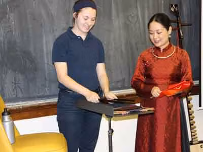 Cô giáo Phạm Thị Huệ trong những giờ lên lớp