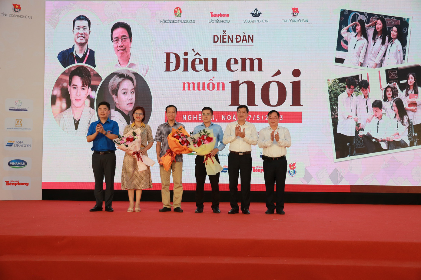 Nhà báo Lê Xuân Sơn thay mặt ban tổ chức lên tặng hoa cảm ơn các nhà tài trợ. Nhà báo Lê Xuân Sơn thay mặt ban tổ chức lên tặng hoa cảm ơn các nhà tài trợ.