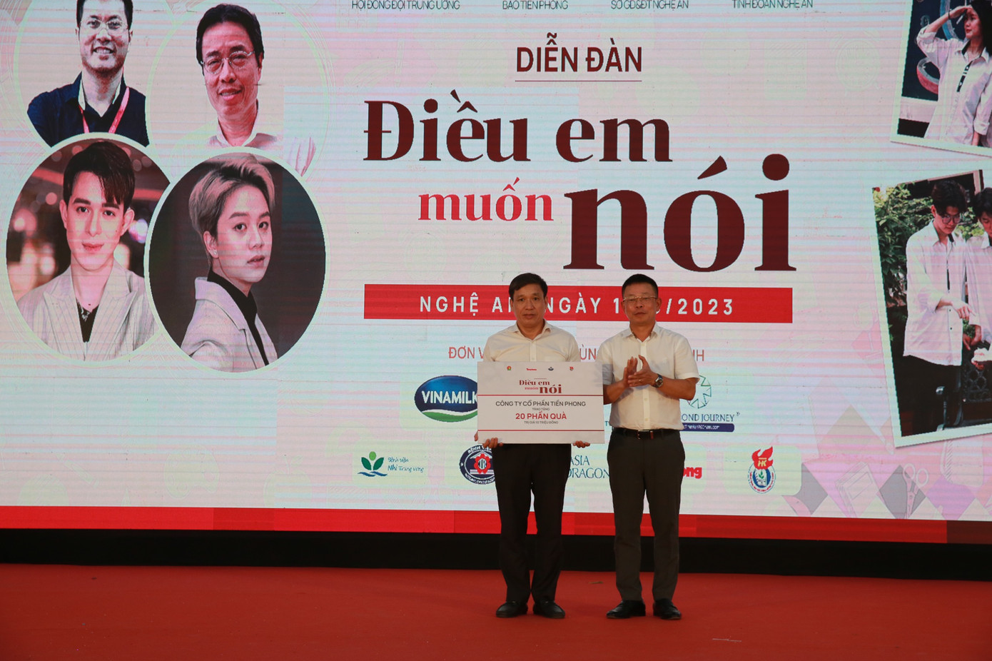 Nhà báo Phùng Công Sưởng, Phó tổng biên tập Báo Tiền Phong, thay mặt Công ty cổ phần Tiền phong trao tặng 20 suất quà cho các em học sinh có hoàn cảnh khó khăn nhưng vẫn vươn lên học tốt của Trường THPT Huỳnh Thúc Kháng. Nhà báo Phùng Công Sưởng, Phó tổng biên tập Báo Tiền Phong, thay mặt Công ty cổ phần Tiền phong trao tặng 20 suất quà cho các em học sinh có hoàn cảnh khó khăn nhưng vẫn vươn lên học tốt của Trường THPT Huỳnh Thúc Kháng.