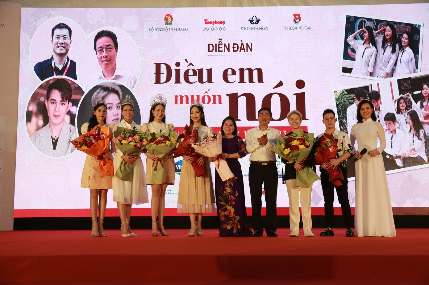 GS Thái Văn Thành, Giám đốc Sở GD&ĐT Nghệ An, đại diện ban tổ chức tặng hoa cảm ơn. GS Thái Văn Thành, Giám đốc Sở GD&ĐT Nghệ An, đại diện ban tổ chức tặng hoa cảm ơn.