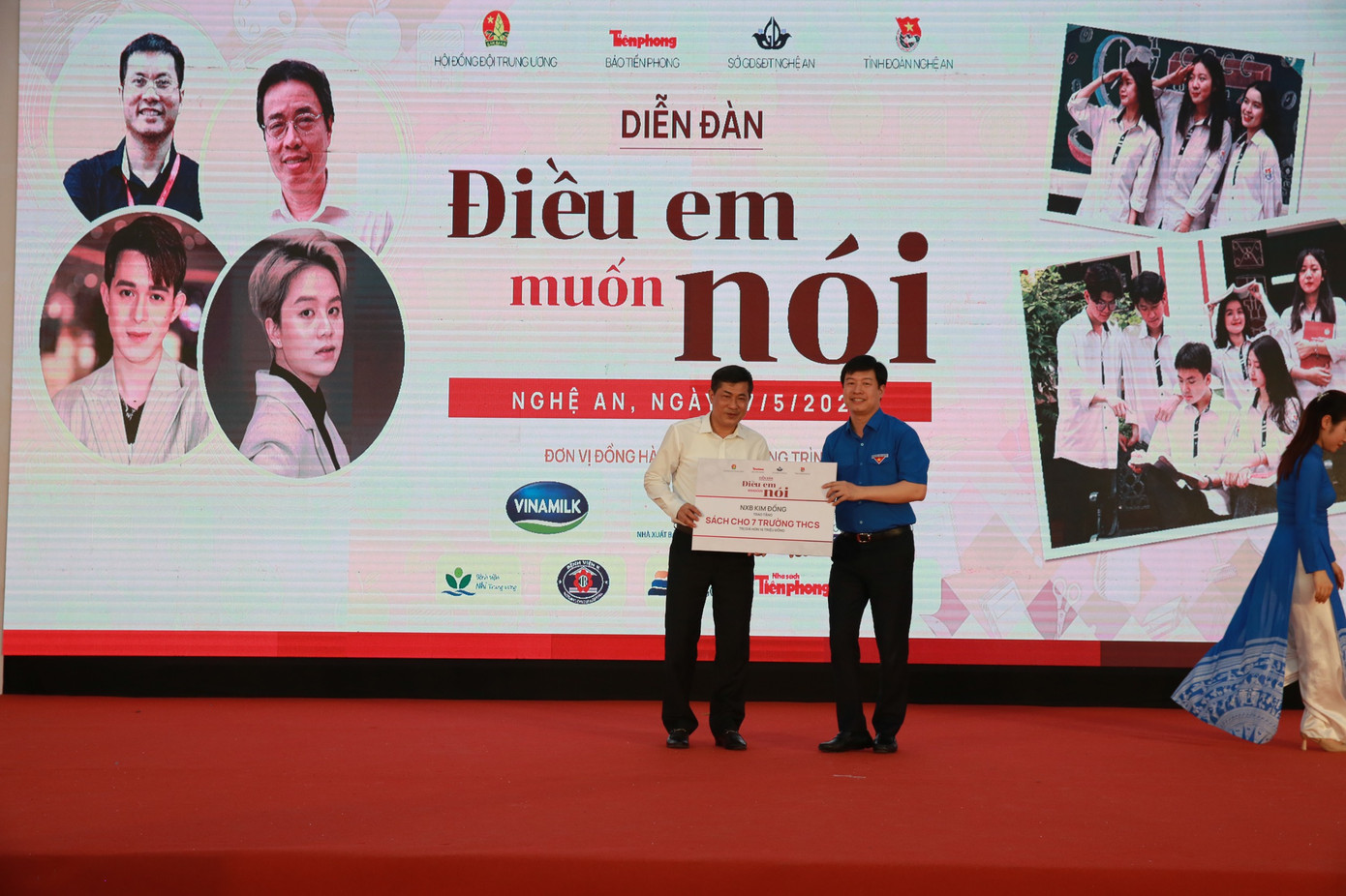 NXB Kim Đồng tặng sách cho 7 trường THCS có học sinh tham dự diễn đàn NXB Kim Đồng tặng sách cho 7 trường THCS có học sinh tham dự diễn đàn