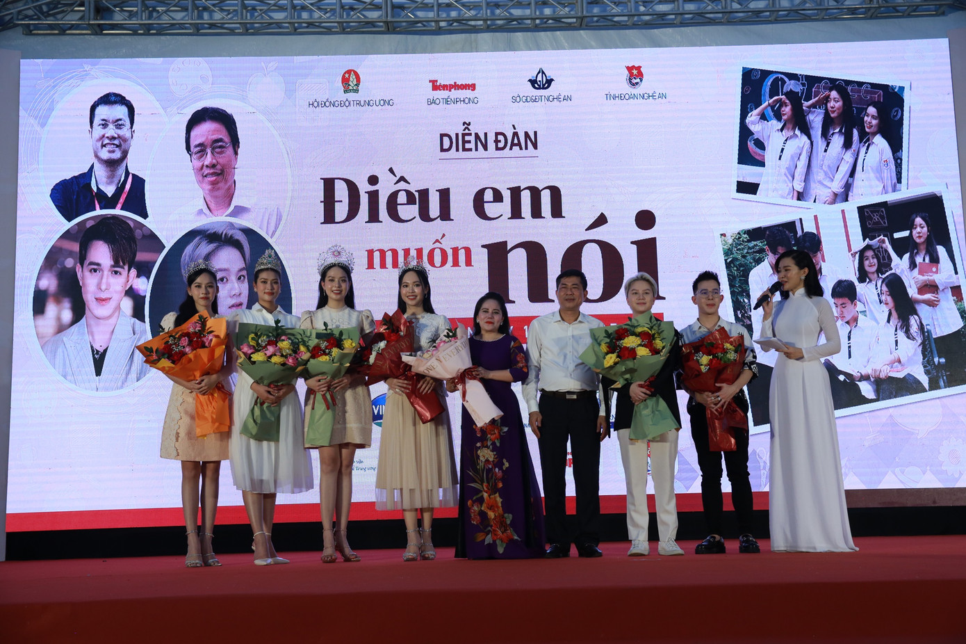 Ban tổ chức, các vị khách mời chụp ảnh cùng diễn viên, hoa hậu, á hậu Ban tổ chức, các vị khách mời chụp ảnh cùng diễn viên, hoa hậu, á hậu