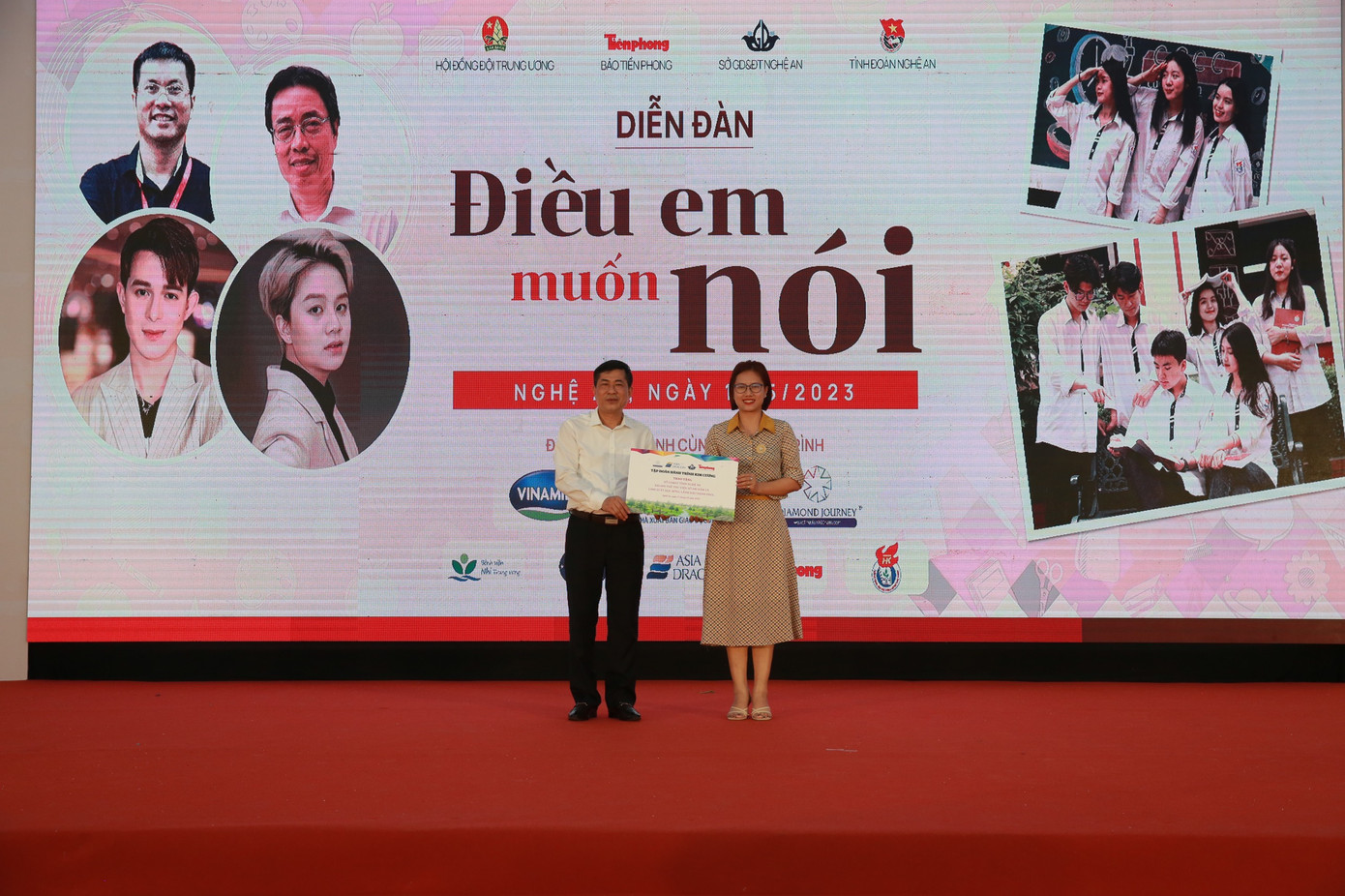 Ths Phạn Thị Anh Đào, đại diện cho tập đoàn Hành trình kim cương lên trao tặng phần quà ý nghĩa cho các học sinh, các thầy cô giáo của tỉnh Nghệ An. Ths Phạn Thị Anh Đào, đại diện cho tập đoàn Hành trình kim cương lên trao tặng phần quà ý nghĩa cho các học sinh, các thầy cô giáo của tỉnh Nghệ An.