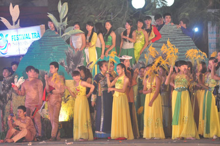 Cây chè Thái Nguyên được kết hợp giao hòa của mưa nắng. Trà Thái Nguyên kết tinh lên hồn việt thông qua nghệ thuật thưởng trà . Cây chè Thái Nguyên được kết hợp giao hòa của mưa nắng. Trà Thái Nguyên kết tinh lên hồn việt thông qua nghệ thuật thưởng trà