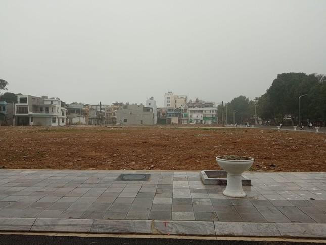 Tại một số khu đất sau khi trúng đấu giá trên địa bàn tỉnh Thanh Hóa đã có hoạt động huy động vốn trái pháp luật bằng hình thức hợp đồng góp vốn, vay vốn, "đặt cọc", giữ chỗ, khi chưa hoàn thành việc xây dựng công trình trên đất. Tại một số khu đất sau khi trúng đấu giá trên địa bàn tỉnh Thanh Hóa đã có hoạt động huy động vốn trái pháp luật bằng hình thức hợp đồng góp vốn, vay vốn, "đặt cọc", giữ chỗ, khi chưa hoàn thành việc xây dựng công trình trên đất.