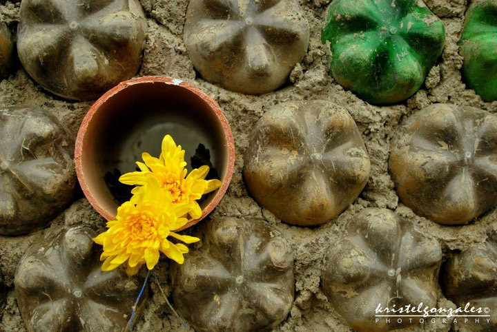 Hàng nghìn chai nhựa được gom về để xây trường học