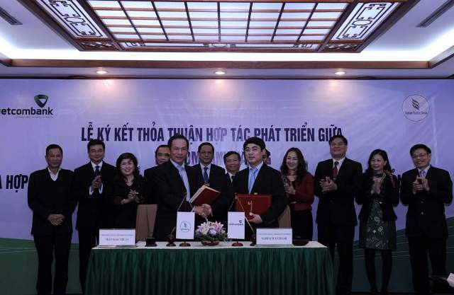 Chú thích ảnh: Ông Nghiêm Xuân Thành, Tổng giám đốc Vietcombank và ông Trần Ngọc Thuận, Tổng giám đốc VRG cam kết hợp tác bền chặt hai bên