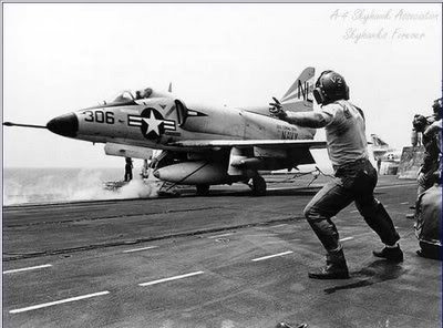 Máy bay Mỹ xuất kích trên tàu sân bay Midway. Máy bay Mỹ xuất kích trên tàu sân bay Midway