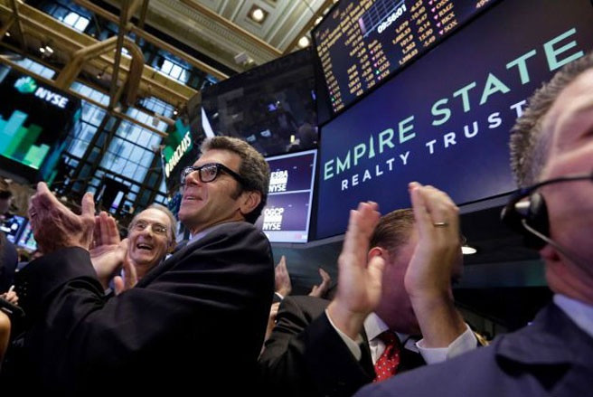 2. Empire State Realty Trust Nhà đầu tư cuối cùng đã có thể có cơ hội được sở hữu một phần giá trị những công trình đắt giá hàng đầu ở New York, sau khi Empire State Realty Trust lên sàn. Empire State Realty Trust, quỹ tín thác quản lý tòa nhà 102 tầng Empire State và 20 khu bất động sản khác ở New York, đã lên sàn hồi tháng 10 và thu được 929,5 triệu USD nhờ bán được 71,5 triệu cổ phiếu, với giá IPO 13 USD. Đây là vụ IPO lớn thứ hai từ trước tới nay của các quỹ tín thác đầu tư bất động sản. Đây cũng là cơ hội hiếm có để mua được cổ phiếu của một công ty sở hữu công trình mang tính biểu tượng cao như Empire State - Ảnh: Stocks