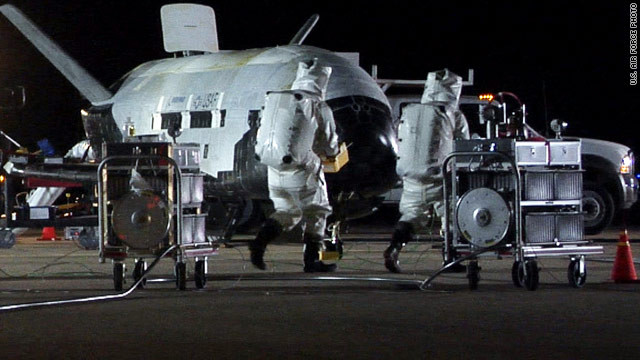 Chiếc máy bay hạ cánh an toàn xuống Caliornia. Ảnh: CNN. Chiếc máy bay hạ cánh an toàn xuống Caliornia. Ảnh: CNN