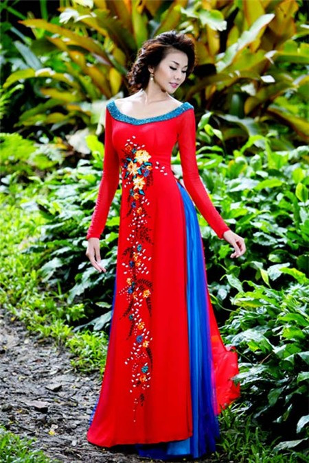 Thanh Hằng là người lăng xê rất thành công cho mốt áo tứ thân hiện đại. Từ áo dài cách điệu từ áo tứ thân cho tới đầm hiện đại… đều được người đẹp khoe khéo trong từng sự kiện