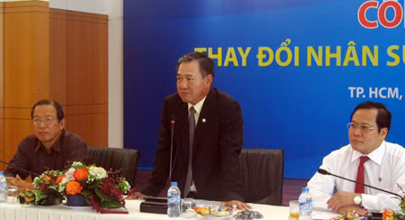 Lãnh đạo Ngân hàng nước chi nhánh TP HCM và hai lãnh đạo cấp cao Sacombank tại buổi họp báo. Ảnh: Lệ Chi.