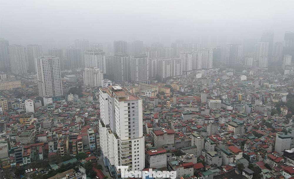 Theo Trung tâm Dự báo Khí tượng Thủy văn Quốc gia: Hà Nội hôm nay nhiều mây, có mưa nhỏ vài nơi, sáng sớm có sương mù và sương mù nhẹ rải rác; trưa chiều giảm mây trời nắng. Gió đông nam cấp 2-3. Sáng sớm và đêm trời lạnh.