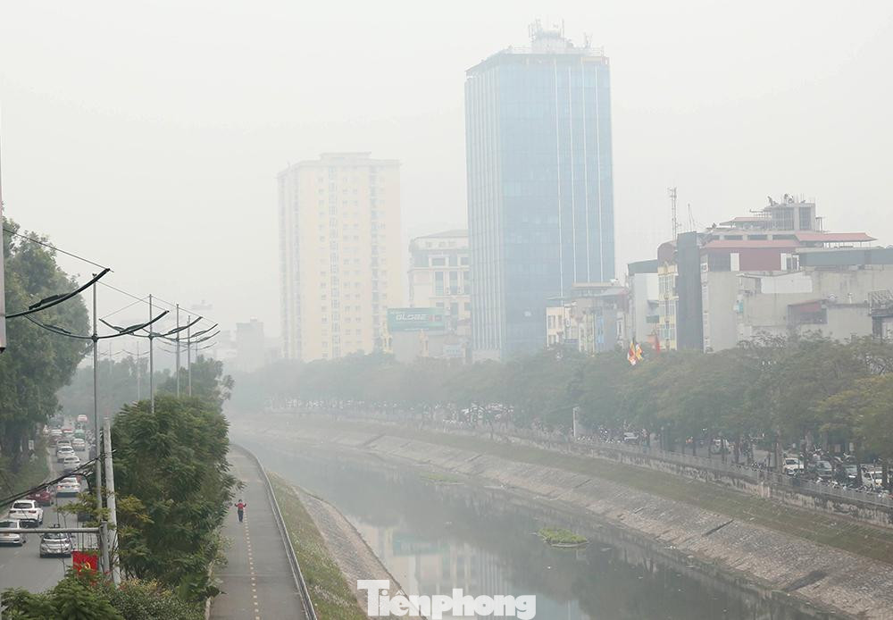 Dọc theo con sông Tô Lịch mù sương.