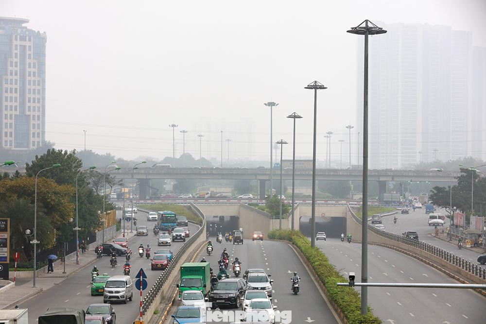Lớp sương mù khiến các phương tiện tham gia giao thông trên đường bị hạn chế tầm nhìn