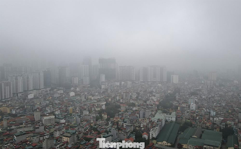 Hơn 8h sáng nay (19/3), lớp sương mù dày đặc vẫn đang bao phủ khu vực nội thành Hà Nội. Hiện tượng này đã xuất hiện từ sáng nay.