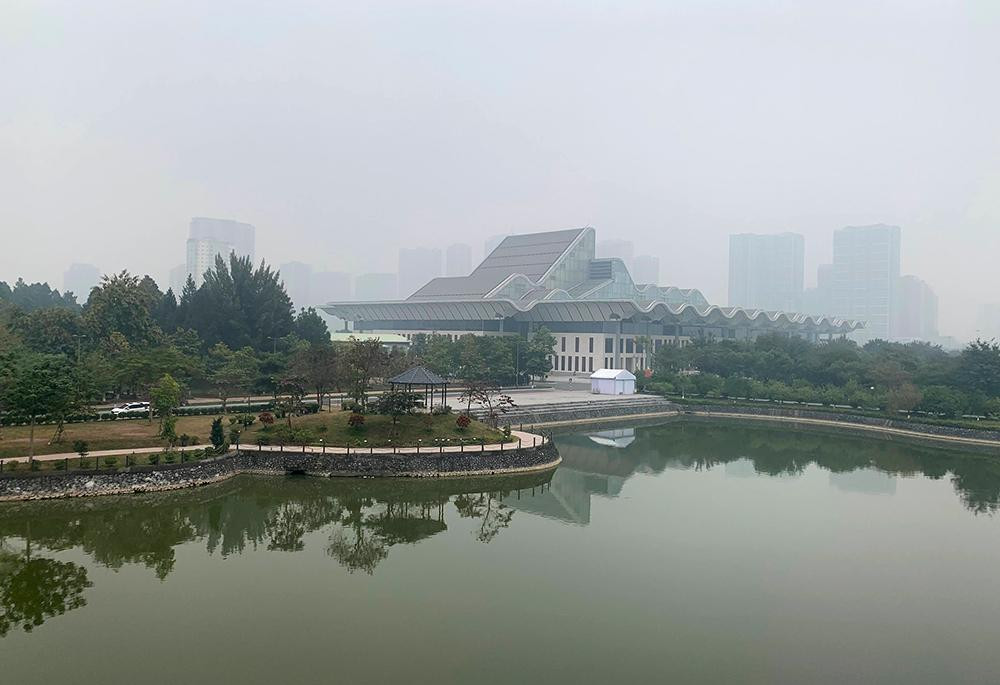 Trong khuôn viên trung tâm Hội nghị Quốc gia.