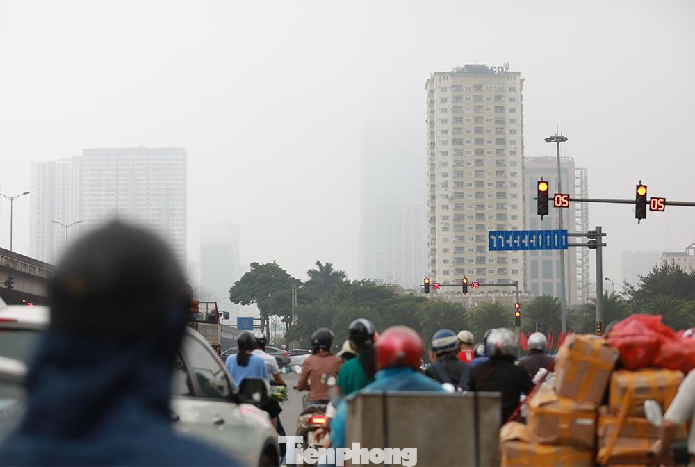 Tòa nhà Keangnam thời điểm 10h sáng hôm nay, toàn bộ khu vực xung quanh bao trùm trong sương mù, mưa nhỏ.