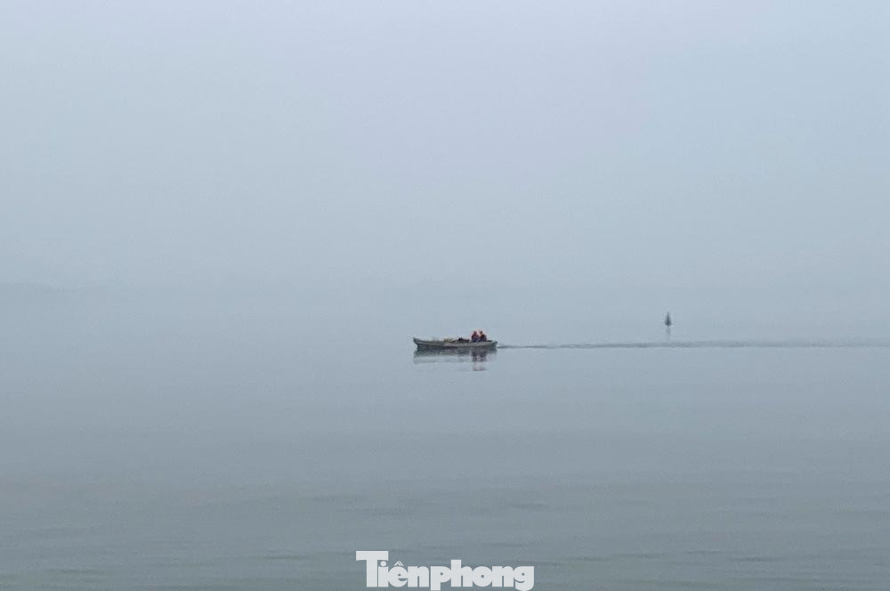 Trên khu vực Hồ Tây tầm nhìn hạn chế không thấy bóng các toà nhà cao tầng phía sau