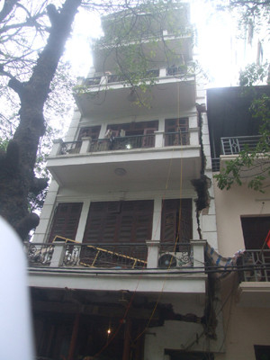 Ngôi nhà năm tầng ở số 9, Phan Chu Trinh, được nâng từ lúc 11h00 và hoàn thành lúc 14h30 chiều 16-4 